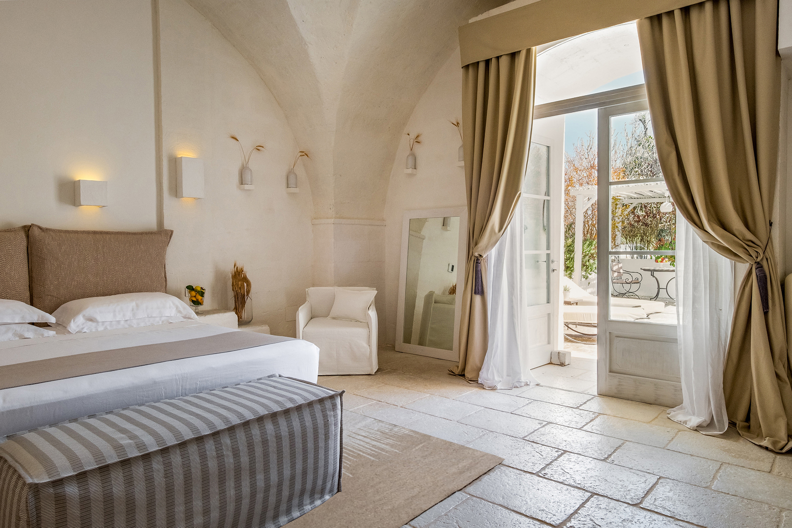 5 Sterne Hotel mit Pool Apulien. Die Baglioni Masseria Muzza liegt nur 10 Minuten vom Meer und von Otranto.