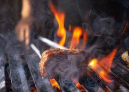 GRILLEN MIT GENUSS -  So gelingt das medium gebratene Steak