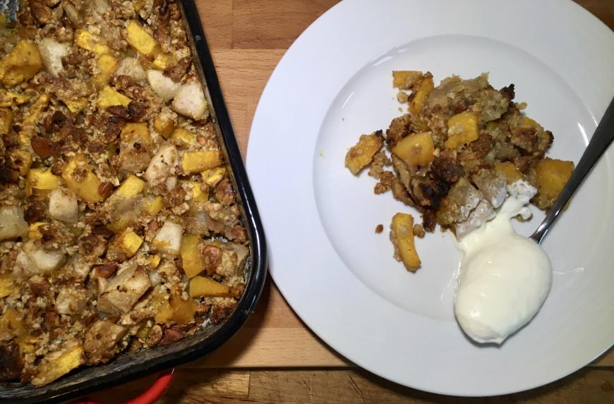 DESSERT MIT KÜRBIS | Kürbis-Apfel-Crumble mit Walnüssen REZEPT MIT KÜRBIS: Kürbis-Apfel-Crumble mit Walnüssen