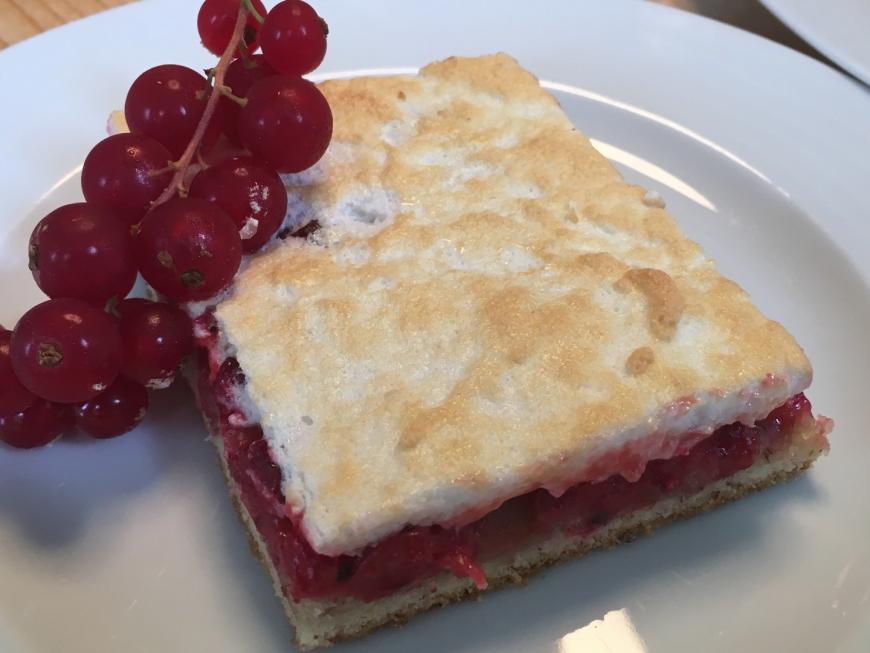 JOHANNISBEEREN AUF MÜRBETEIG MIT EISCHNEE-TOPPING