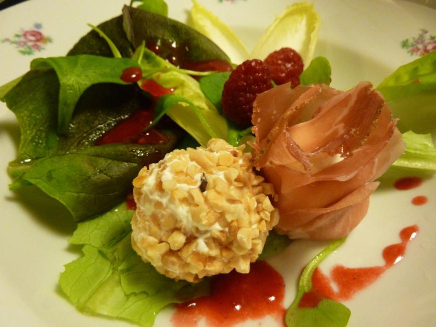 p1060298mc3a4rz.jpg Salat mit Himbeerdressing und Ziegenfrischkäse Pralinen