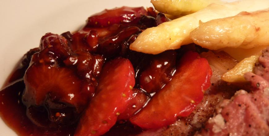 REZEPT MIT ERDBEEREN UND SPARGELN: geratender Spargel mit Erdbeer-Chili-Marmelade REZEPT MIT ERDBEEREN UND SPARGELN: geratender Spargel mit Erdbeer-Chili-Marmelade