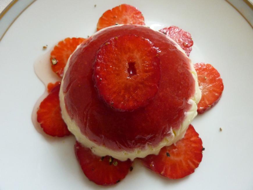 PANNA COTTA AUF ERDBEERCARPACCIO