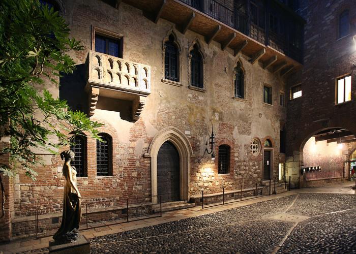 Übernachten direkt am Balkon von Romeo und Julia, Verona, Italien