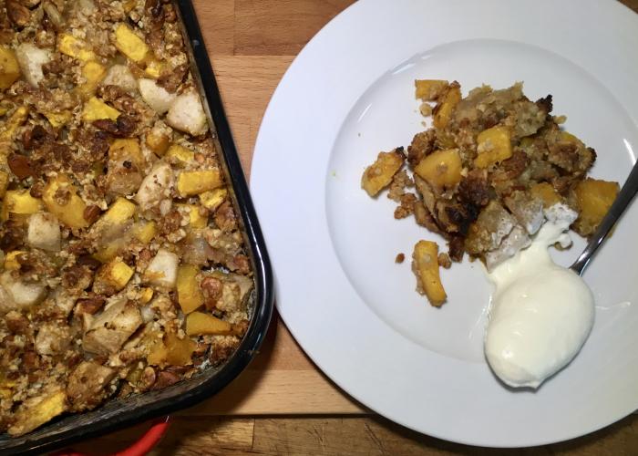 REZEPT MIT KÜRBIS: Kürbis-Apfel-Crumble mit Walnüssen