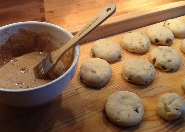 Walnuss und Rosinen Scones mit Zimt-Zucker