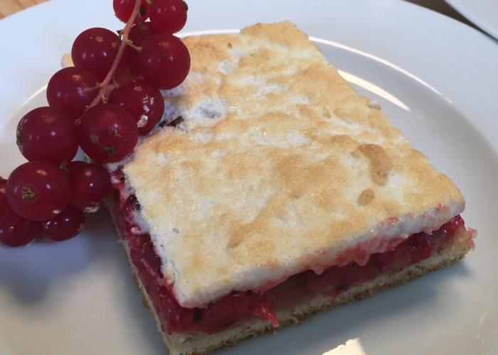 JOHANNISBEEREN AUF MÜRBETEIG MIT EISCHNEE-TOPPING