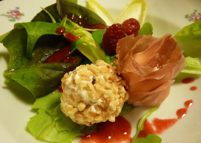 Salat mit Himbeerdressing und Ziegenfrischkäse Pralinen