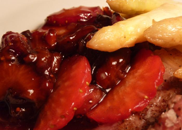 REZEPT MIT ERDBEEREN UND SPARGELN: geratender Spargel mit Erdbeer-Chili-Marmelade 