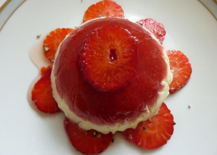 PANNA COTTA AUF ERDBEERCARPACCIO