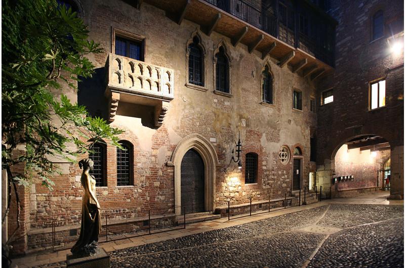 Übernachten direkt am Balkon von Romeo und Julia, Verona, Italien