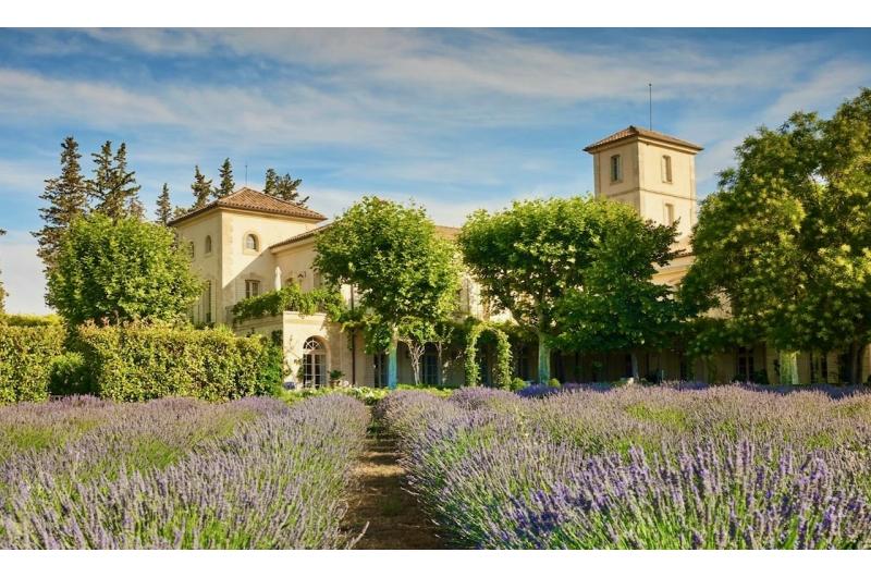 Urlaub im Rhônetal im edlen Château Gigognan: Wein und Kultur zwischen Châteauneuf-du-Pape und Avignon