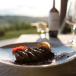 Weinverkostung mit Spezialitäten im Forestina Filodivino in dem Marken, Italien