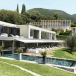 Luxushotel Gardasee: Ein atemberaubendes 5 Sterne Hotel erhebt sich über Gardone Riviera mit Ausblick auf den Gardasee.