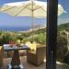 Ein Wein auf der Terrasse mit Blick auf den Sonnenuntergangm Hotel Bajaloglia bei Castelsardo auf Sardinien